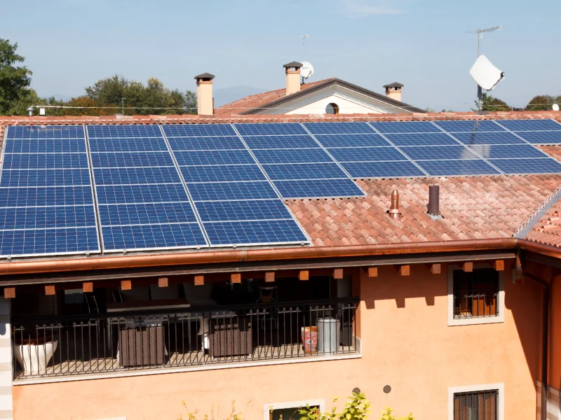 installazione-impianto-fotovoltaico-sul-tetto-di-una-casa-modena